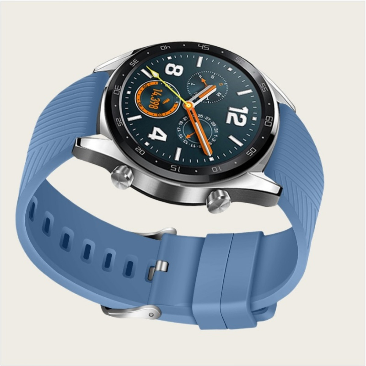 Uno smartwatch con cinturino blu. Il quadrante è scuro con numeri bianchi e lancette arancioni e gialle. Cassa argentata.
