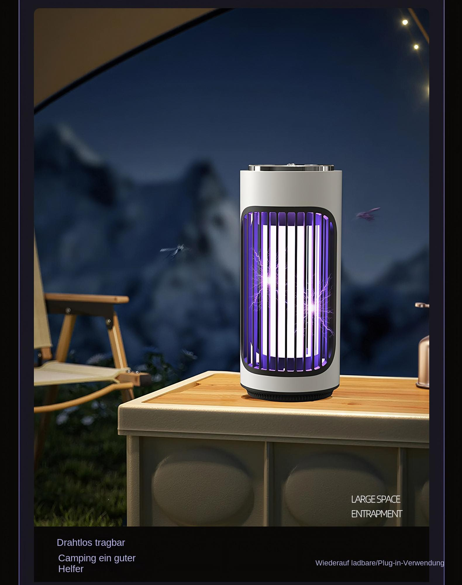 Ein weißer und schwarzer Insektenvernichter strahlt violettes Licht aus. Er steht auf einem Tisch in einer Camping-Szene bei Nacht.