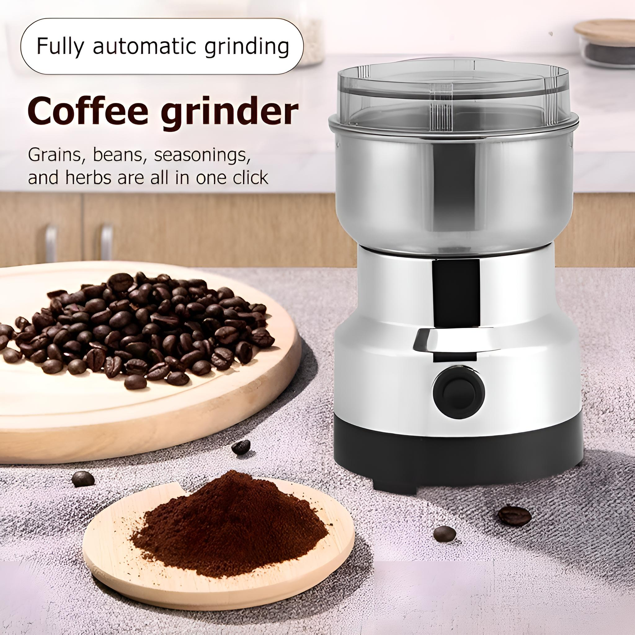 Eine Kaffeemühle steht neben Kaffeebohnen und gemahlenem Kaffee. Text: Vollautomatisches Mahlen. Kaffeemühle.
