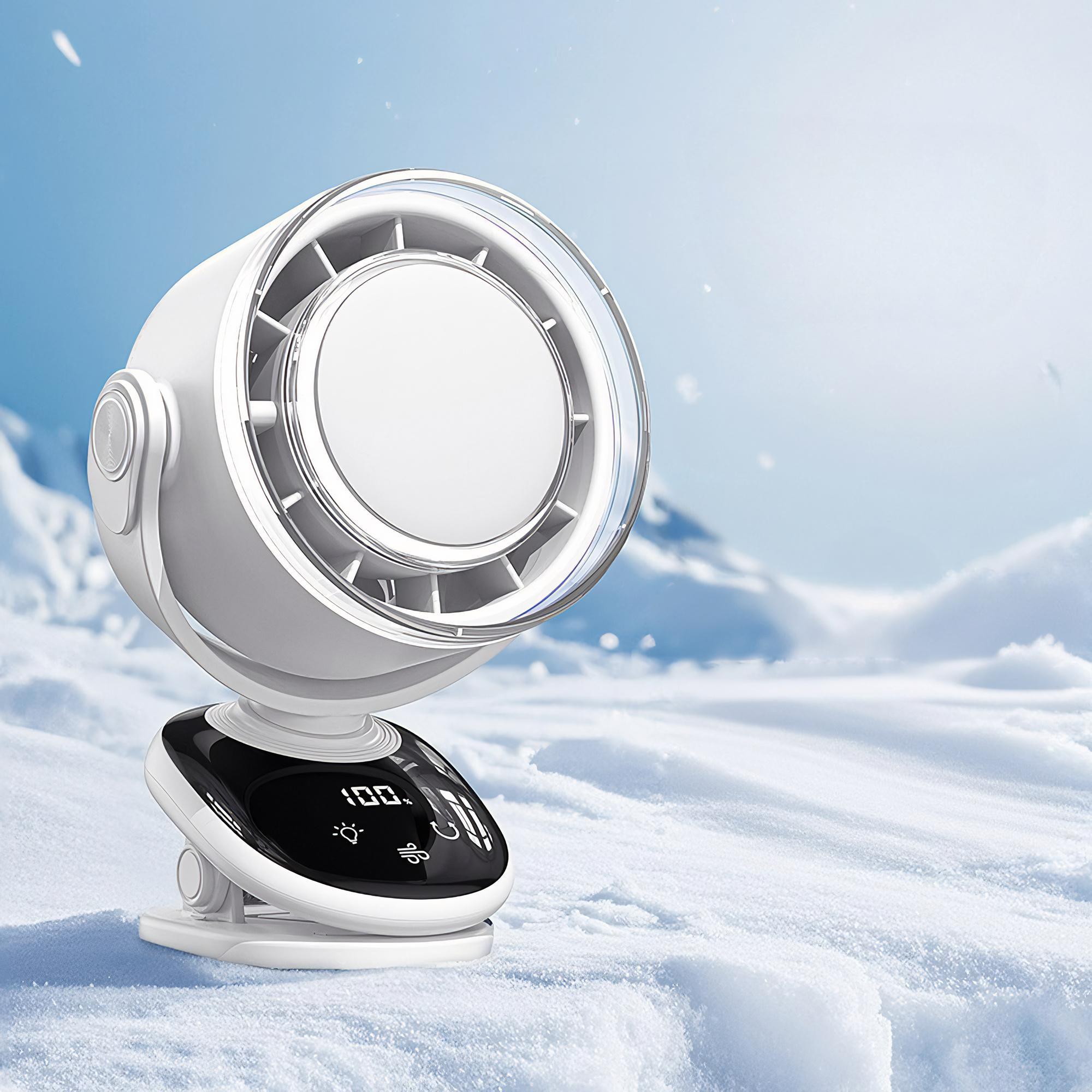 Ein weißer Ventilator mit Digitalanzeige steht im Schnee. Blauer Himmel und schneebedeckte Berge im Hintergrund. Schnee fällt.
