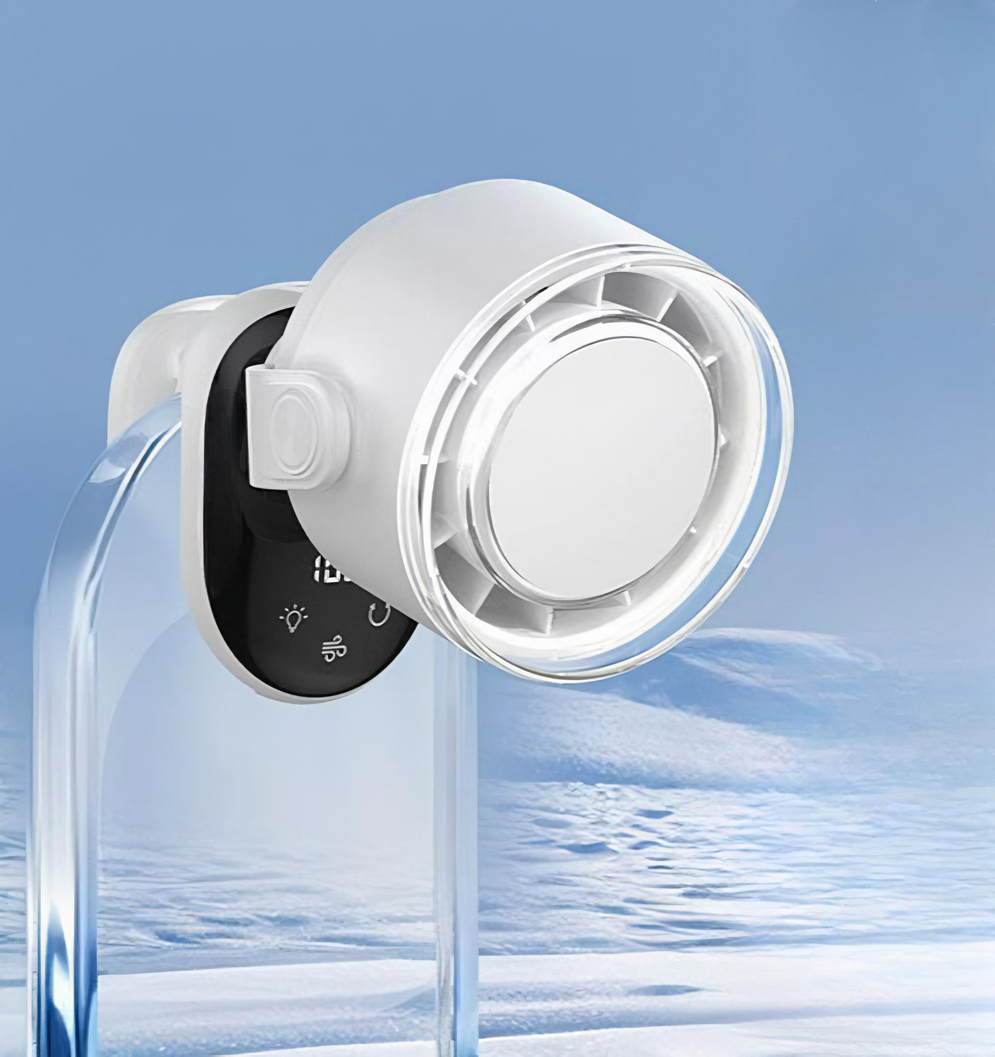 Ein weiß-schwarzer Ventilator auf einem durchsichtigen Ständer vor einem blauen Hintergrund. Der Ventilator hat eine Digitalanzeige.
