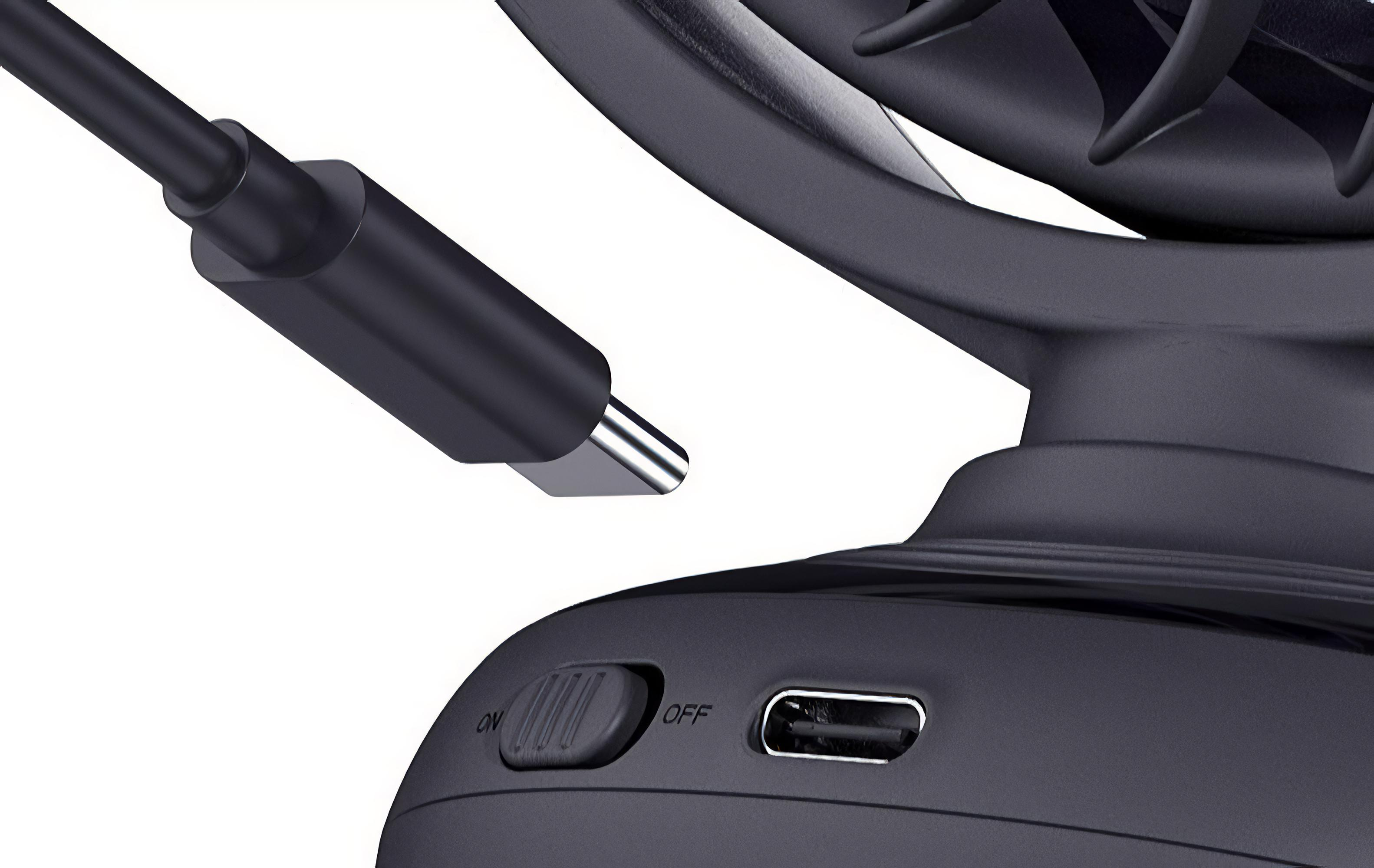 Ein schwarzer tragbarer Ventilator mit angeschlossenem USB-C-Kabel. Er hat einen Ein-/Ausschalter und einen USB-Anschluss. Weißer Hintergrund.