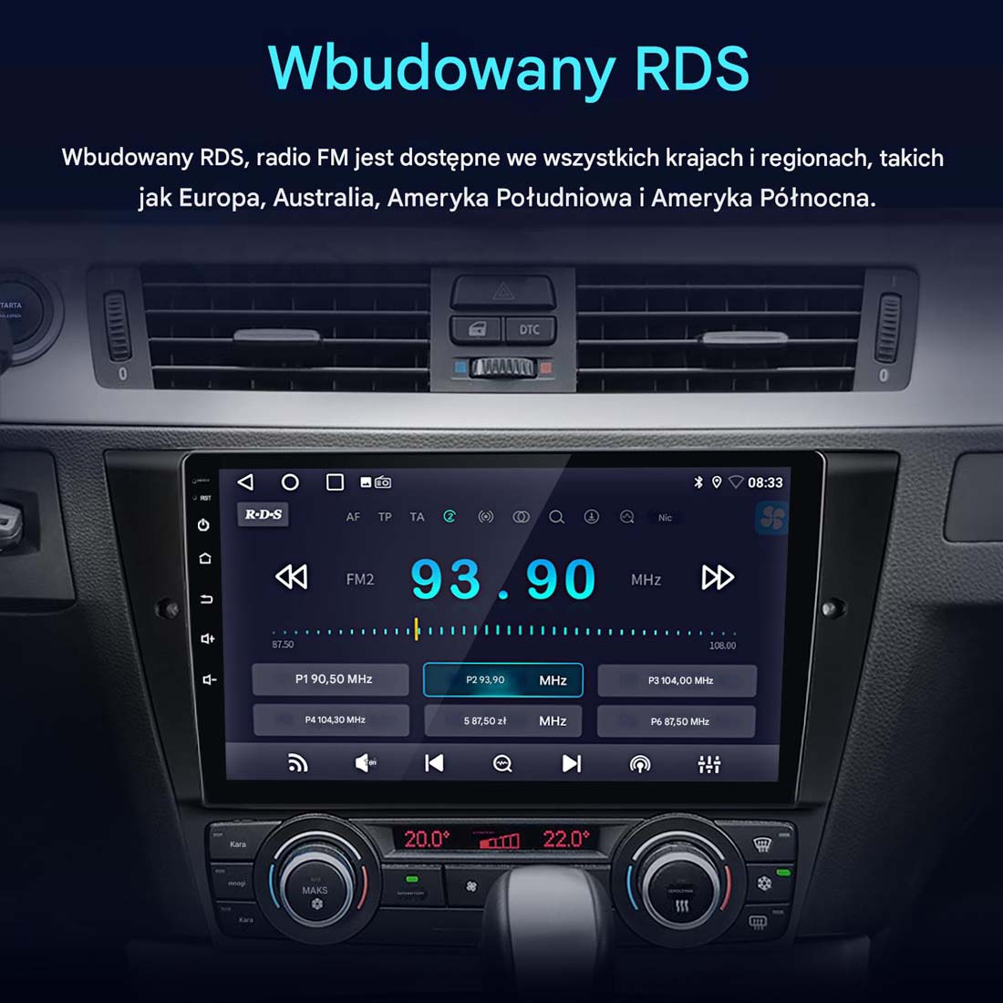 Ekran radia samochodowego wyświetla częstotliwość radiową FM 93,90 MHz. Elementy sterowania deską rozdzielczą otaczają ekran. Widoczne wnętrze samochodu.