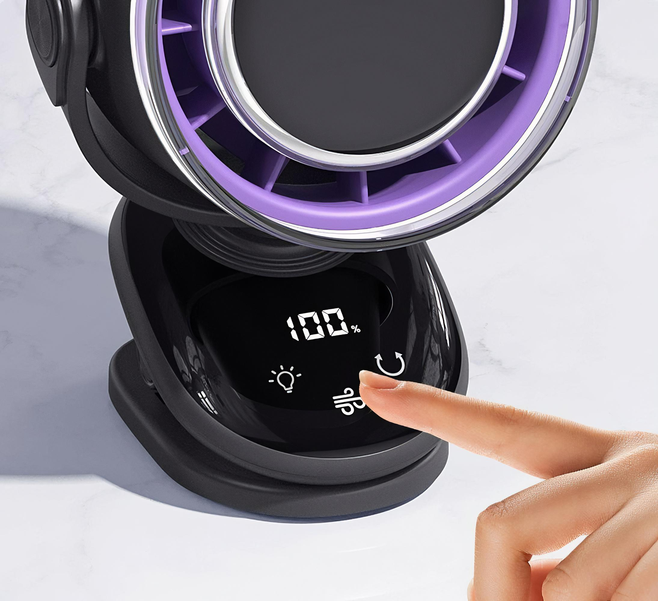 Schwarzer und violetter Ventilator mit Digitalanzeige, die 100 % anzeigt. Ein Finger berührt das Bedienfeld.