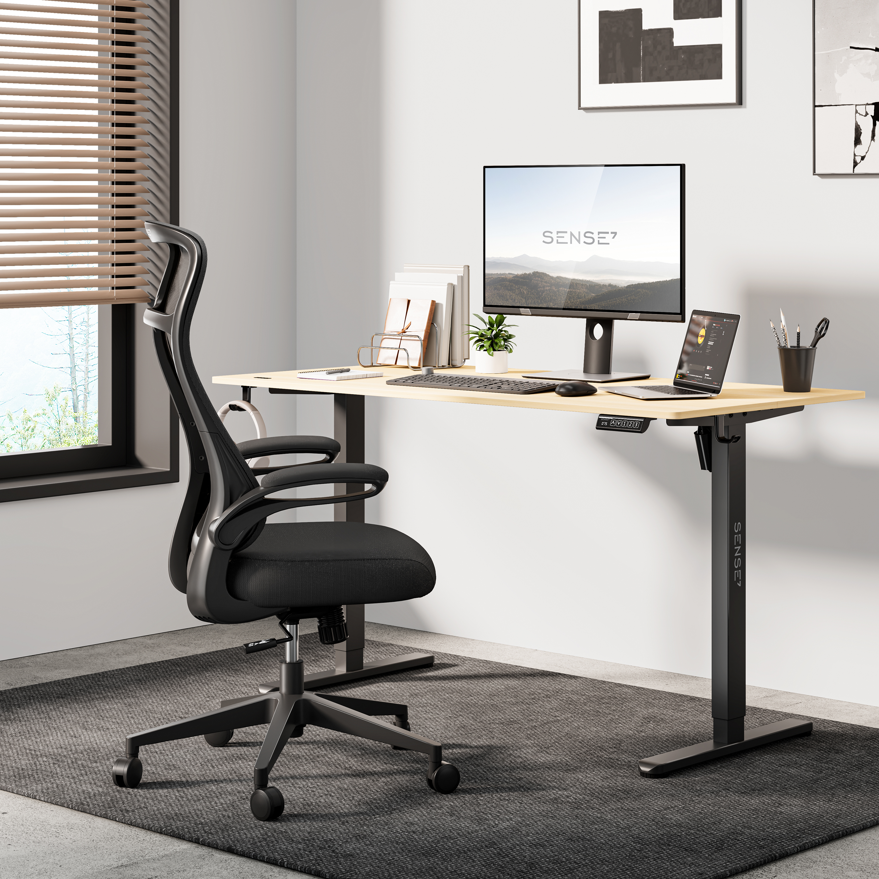 Scena d'ufficio con sedia ergonomica nera, scrivania con monitor e finestra con persiane.