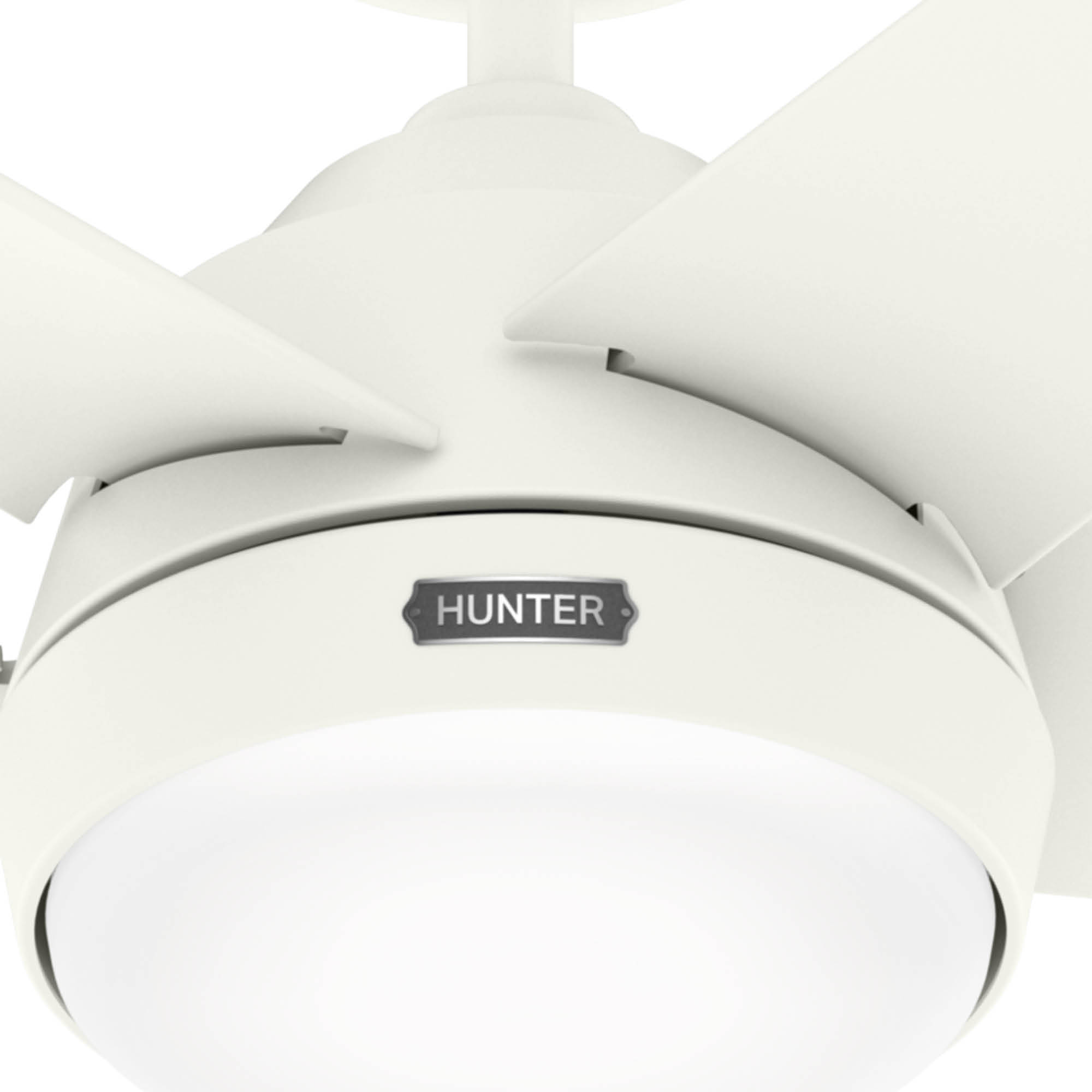 Nahaufnahme eines cremefarbenen Deckenventilators mit drei Flügeln. Das Hunter-Logo ist sichtbar. Der Ventilator hat ein eingebautes Licht.