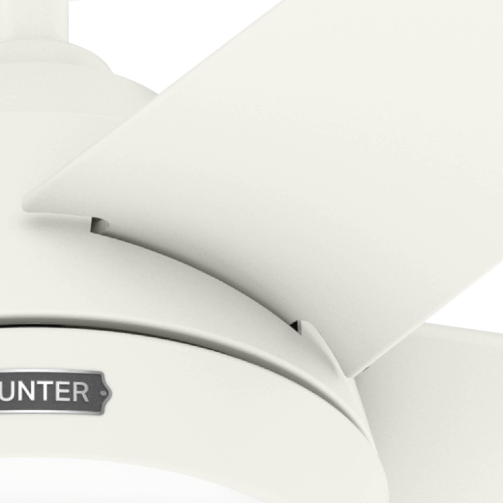 Nahaufnahme eines weißen Deckenventilators. Flügel und Motorgehäuse sichtbar. Hunter-Logo auf dem Gehäuse.