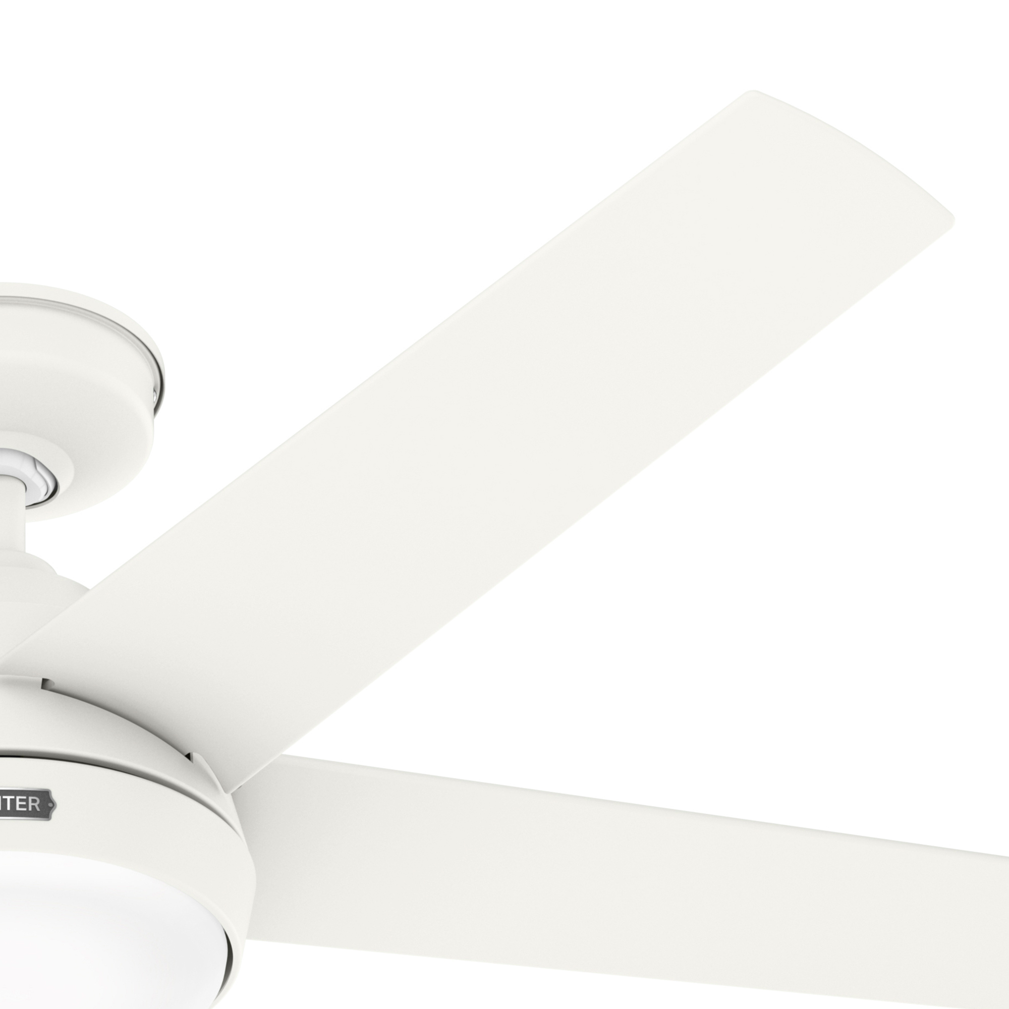 Ein weißer Deckenventilator vor weißem Hintergrund. Die Rotorblätter sind abgewinkelt. Der Motor ist sichtbar.