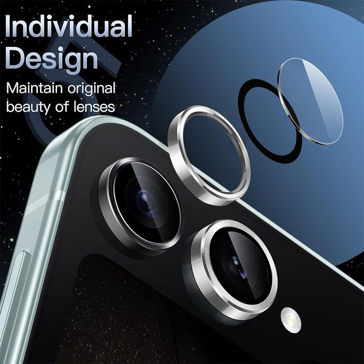 Obiettivi della fotocamera del telefono con anelli argentati e copertura protettiva trasparente, su sfondo blu e stellato. Testo: Design individuale.