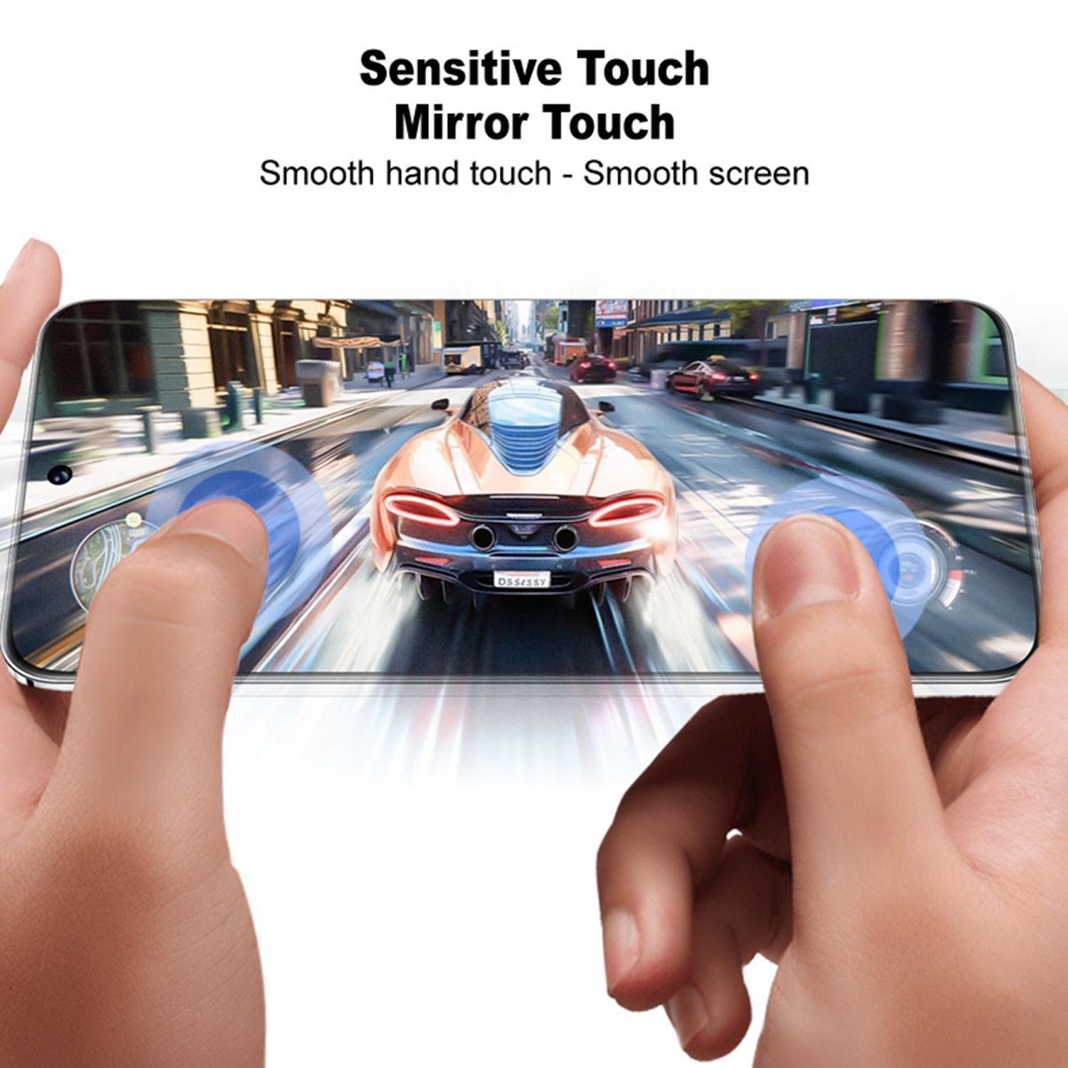 Mani che tengono un telefono che mostra un gioco di corse automobilistiche. Cerchi di controllo blu sullo schermo. Lo sfondo è una via della città.