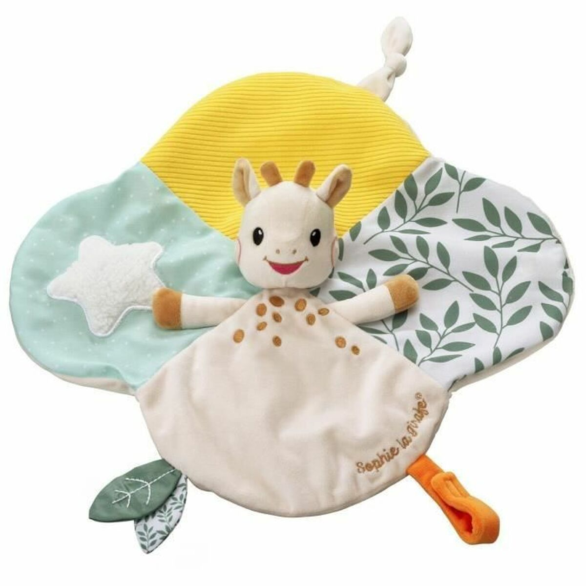 Un doudou Sophie la girafe pour bébé. Il est de couleur crème avec une tête de girafe, des taches marron et un fond à motifs jaune et vert.