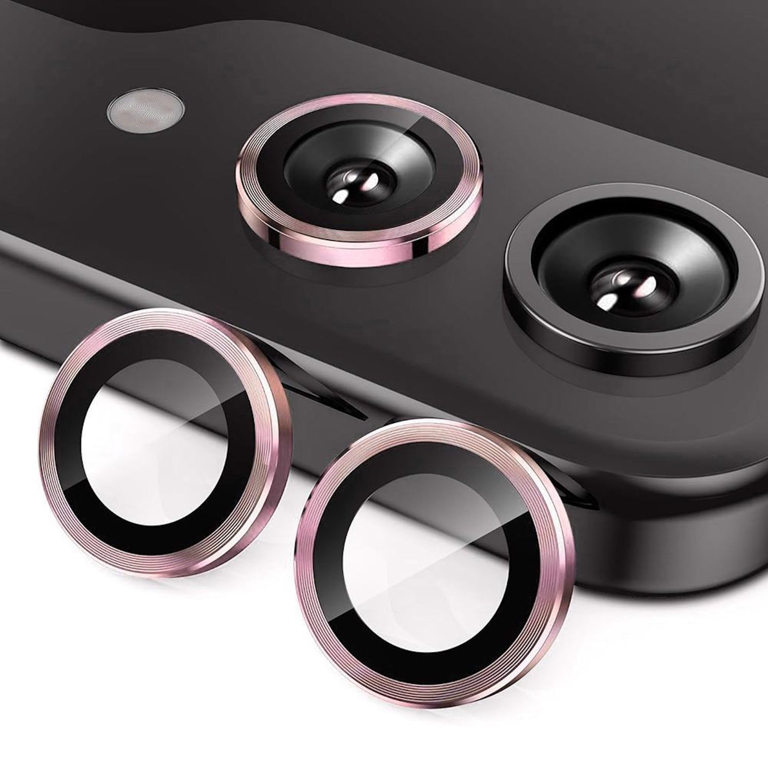 Primo piano di un telefono con protezioni per lenti della fotocamera. Due protezioni in primo piano, con le lenti della fotocamera visibili.