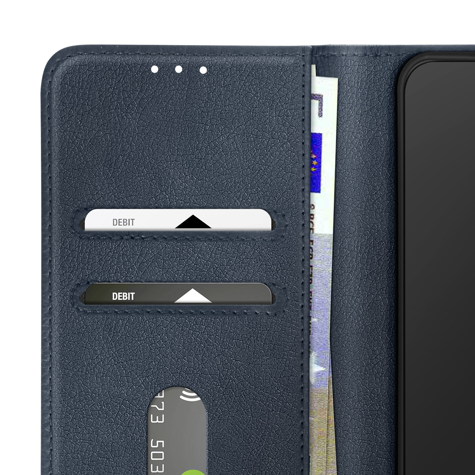 Portafoglio blu navy con carte e banconota. Due carte di debito visibili. Un telefono nero a destra.