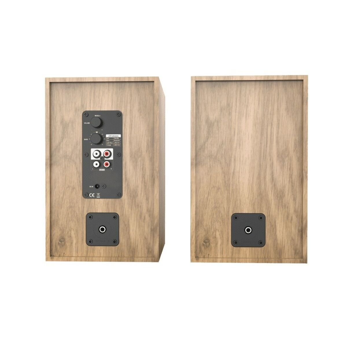 Due altoparlanti in legno. L'altoparlante sinistro ha comandi e porte. L'altoparlante destro è semplice. Entrambi hanno una porta quadrata.