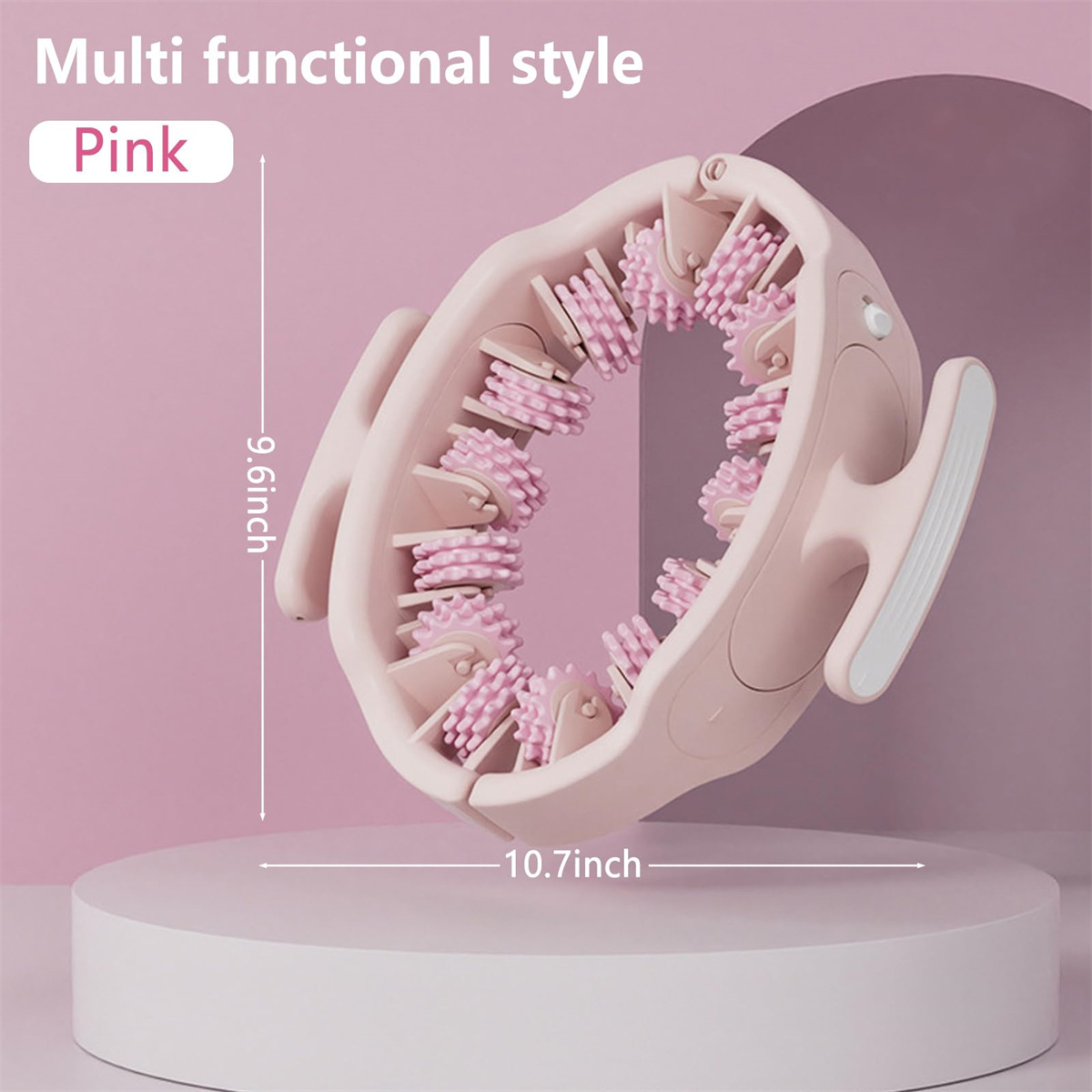 Ein rosa, multifunktionales Massagegerät mit stacheligen Rollen. Es steht auf einer weißen Plattform vor einem rosa Hintergrund, mit Maßangaben.