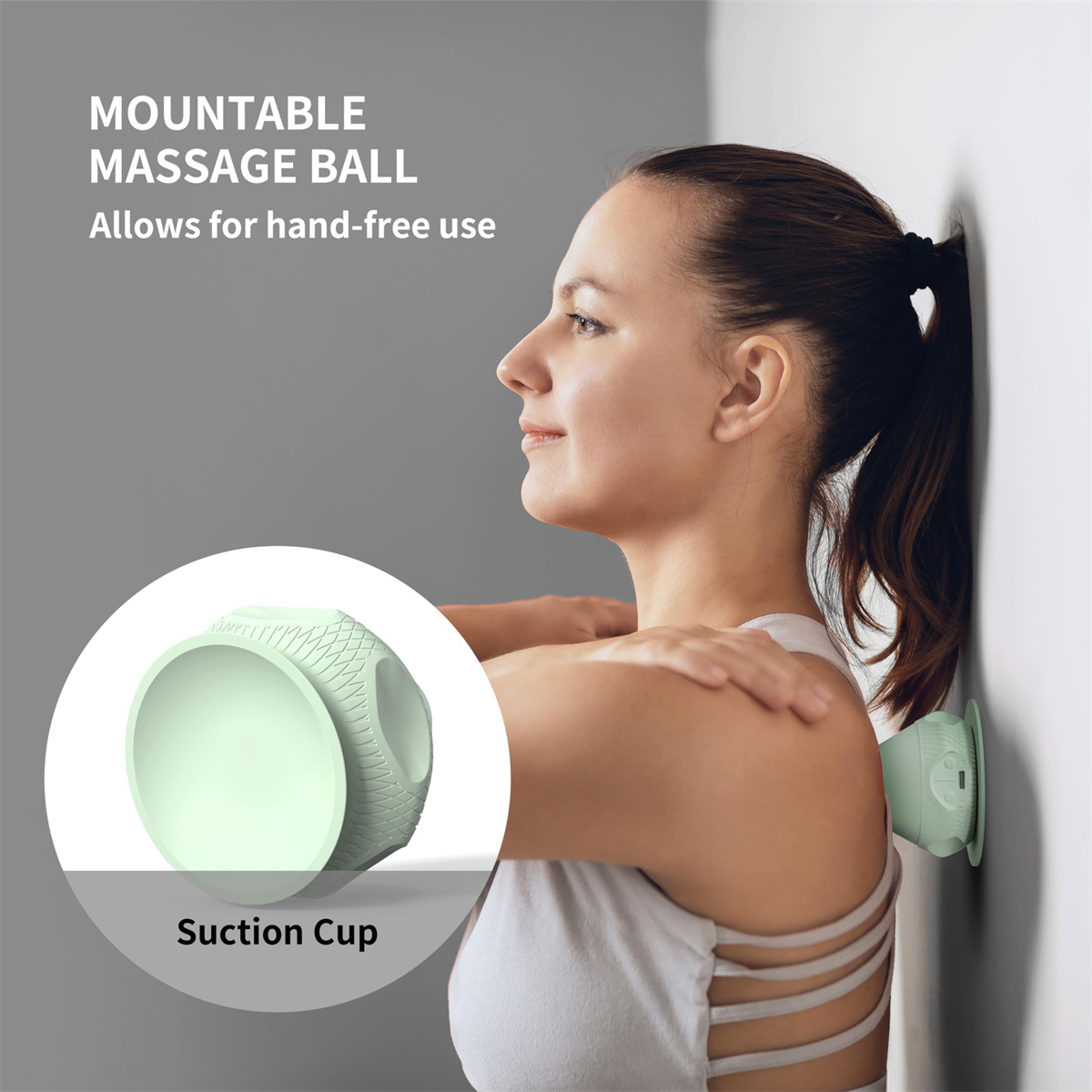 Eine Frau benutzt einen Massageball an einer Wand gegen Schulterschmerzen. Der Ball wird mit einem Saugnapf befestigt.
