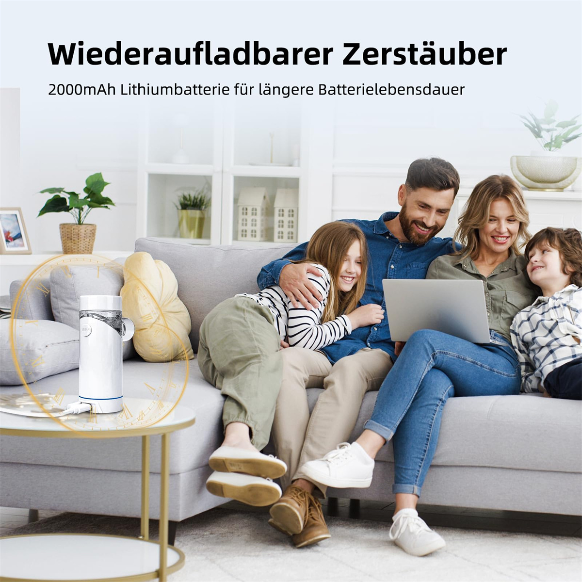 Eine Familie sitzt auf einem Sofa und schaut auf einen Laptop. Ein weißer Zerstäuber steht auf einem Beistelltisch im Vordergrund.
