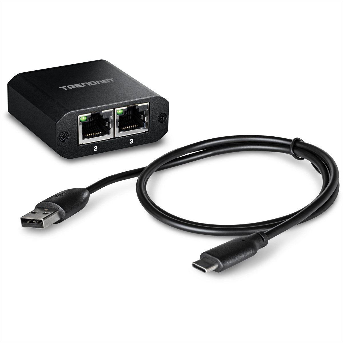 Schwarzer TRENDnet-Netzwerkadapter mit Ethernet-Anschlüssen. Ein USB- und ein USB-C-Kabel sind angeschlossen. Weißer Hintergrund.