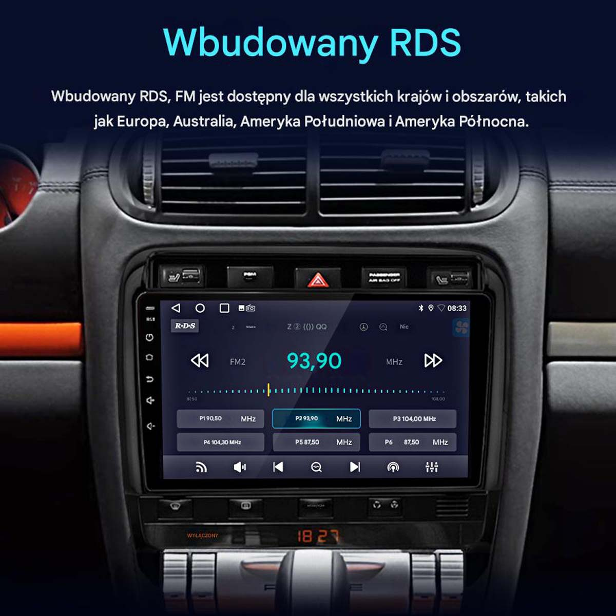 Ekran radia samochodowego wyświetlający 93,90 MHz, inne przyciski i tekst. Wnętrze deski rozdzielczej samochodu widoczne w tle.