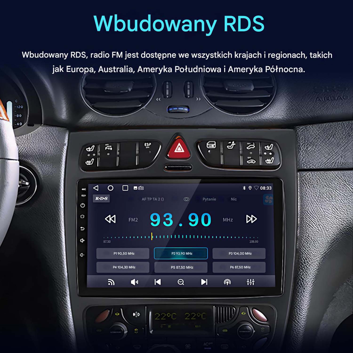 Ekran radia samochodowego wyświetla FM 93,90 MHz. Przyciski i elementy sterujące wokół ekranu. Tło przedstawia deskę rozdzielczą samochodu.