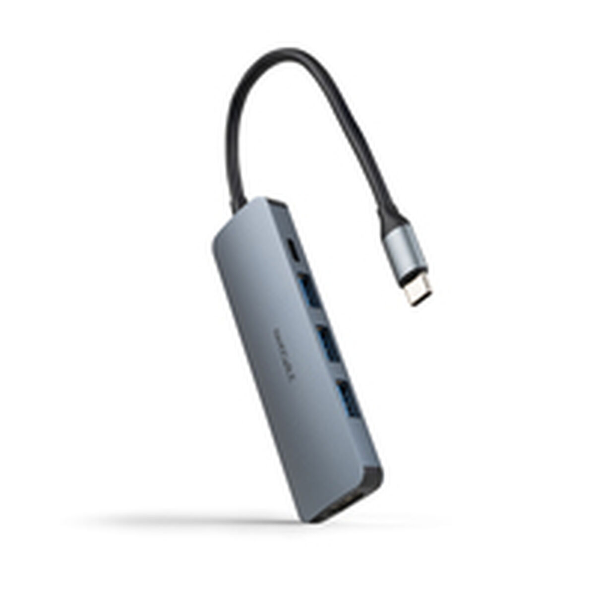 Un hub USB-C con corpo grigio e più porte. Ha un cavo nero e un connettore USB-C argentato, isolato su sfondo bianco.