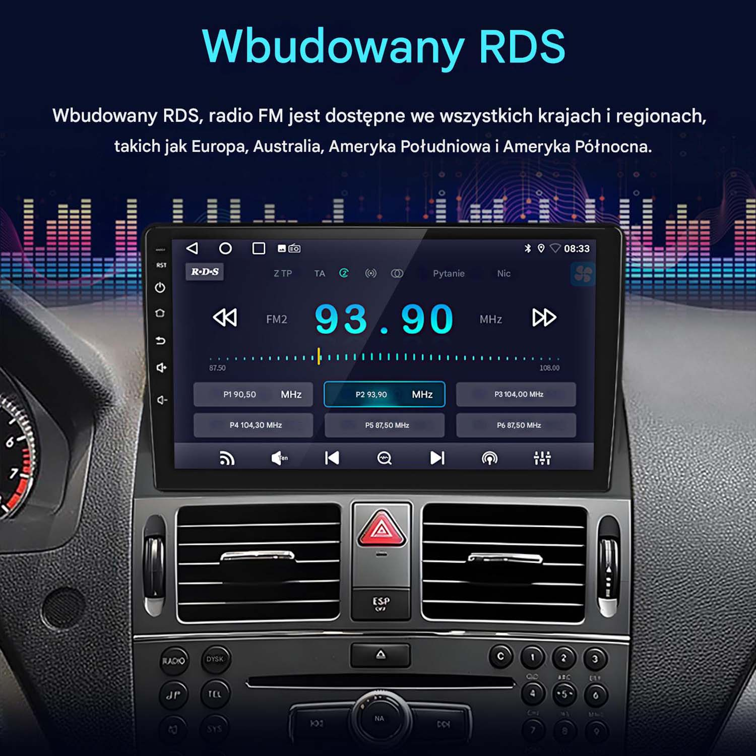 Deska rozdzielcza samochodu z wyświetlaczem radiowym pokazującym 93,90 MHz. Ekran wyświetla opcje radia i zegar. Widoczne wnętrze samochodu.