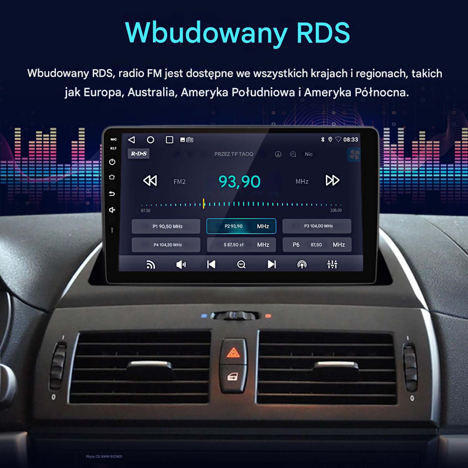 Deska rozdzielcza samochodu z ekranem radia FM pokazującym 93,90 MHz. Tło przedstawia wnętrze samochodu.