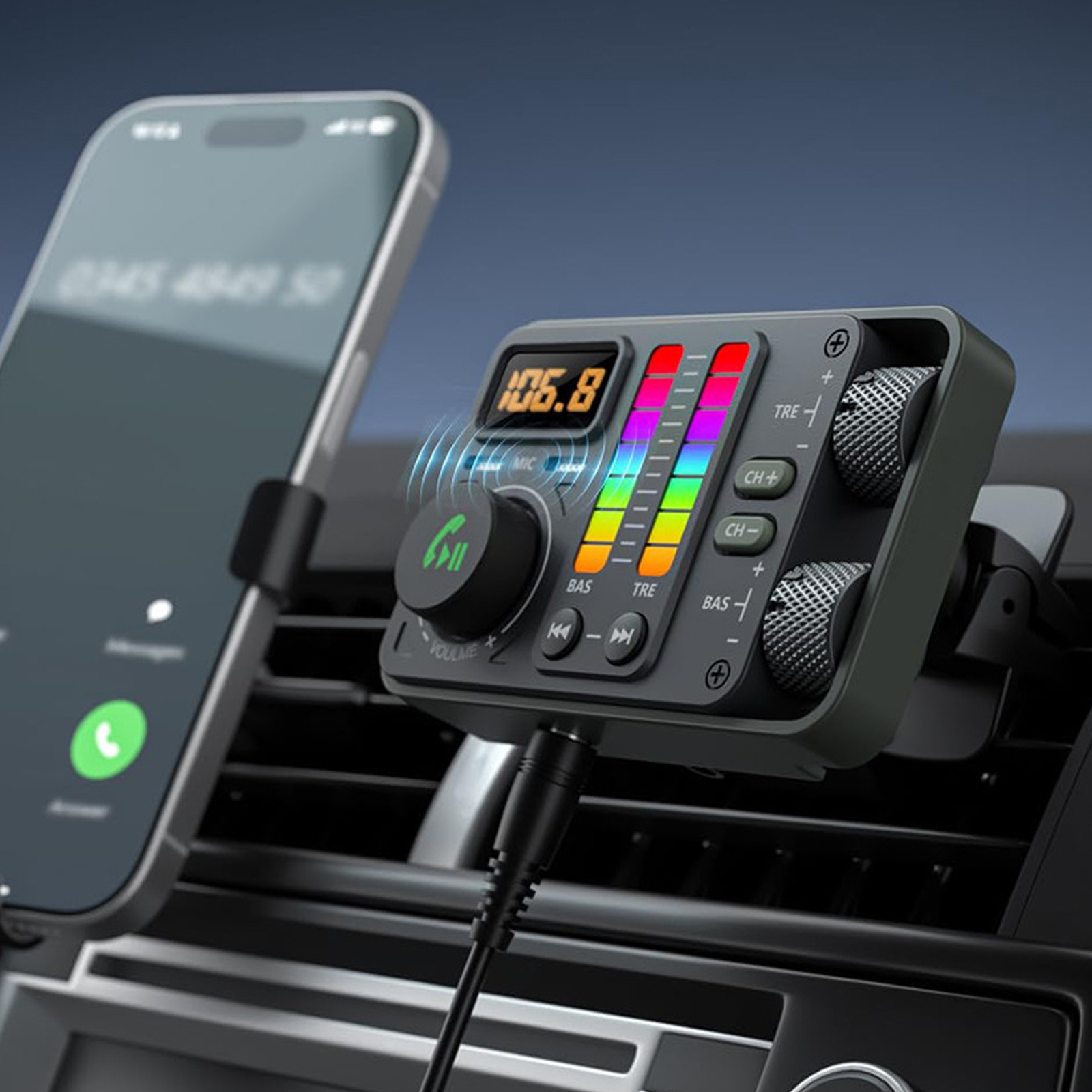 Auto-Radioadapter mit Telefon, Lautstärke- und Kanalreglern. Telefon zeigt einen Anruf an. Das Radio zeigt 106,8 auf dem Bildschirm.