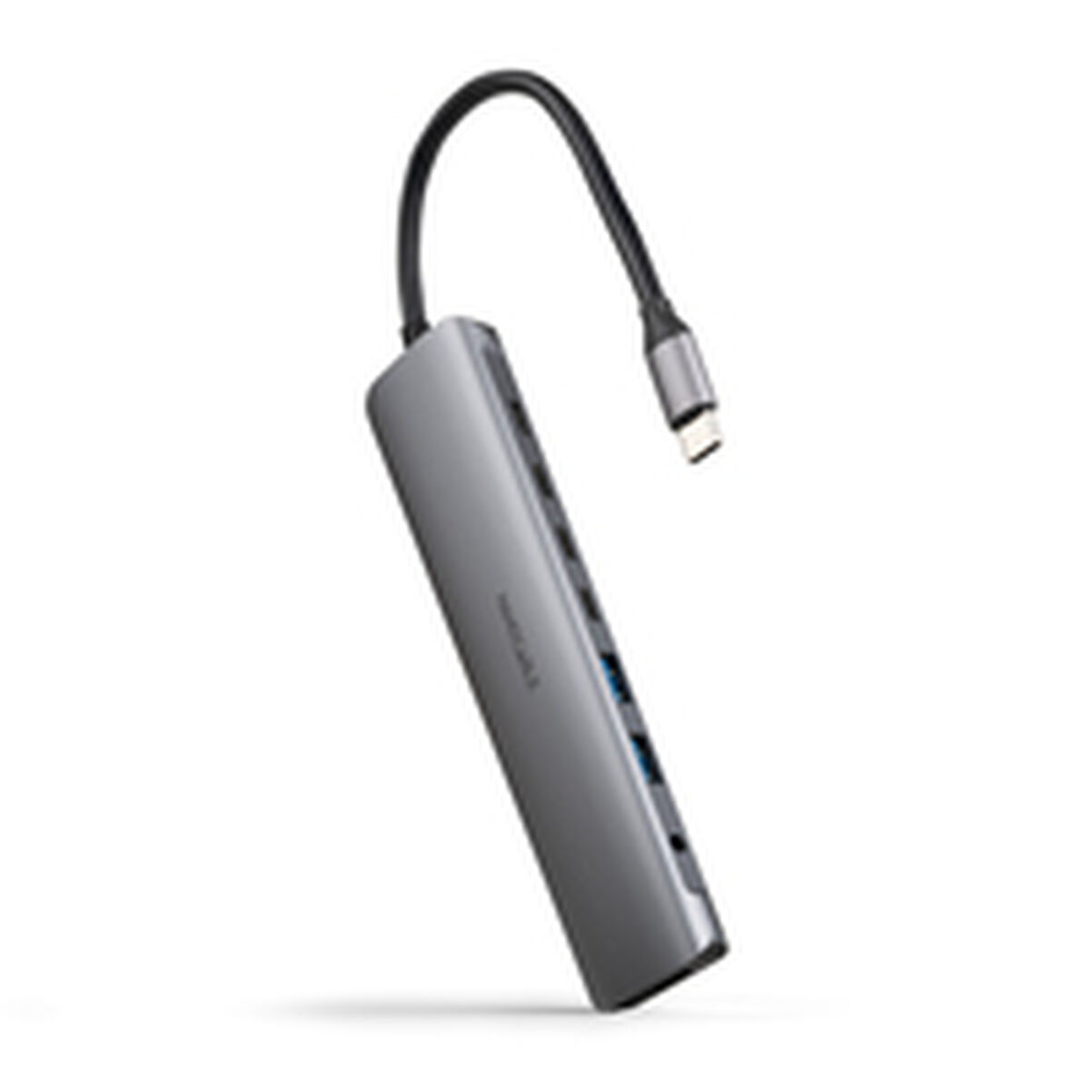 Ein silberner USB-C-Hub mit mehreren Anschlüssen und einem schwarzen Kabel. Der Hub befindet sich auf weißem Hintergrund.