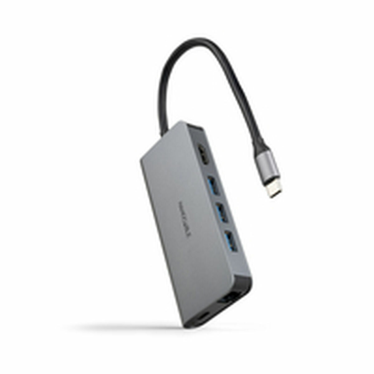 Un hub USB-C grigio con diverse porte, un cavo nero e un connettore USB-C argentato. È angolato su uno sfondo bianco.
