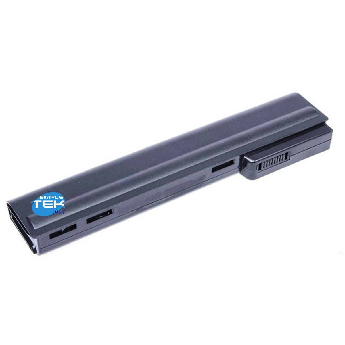 Czarna bateria do laptopa na białej powierzchni. Ma logo Simple Tek. Bateria jest prostokątna z złączem na jednym końcu.