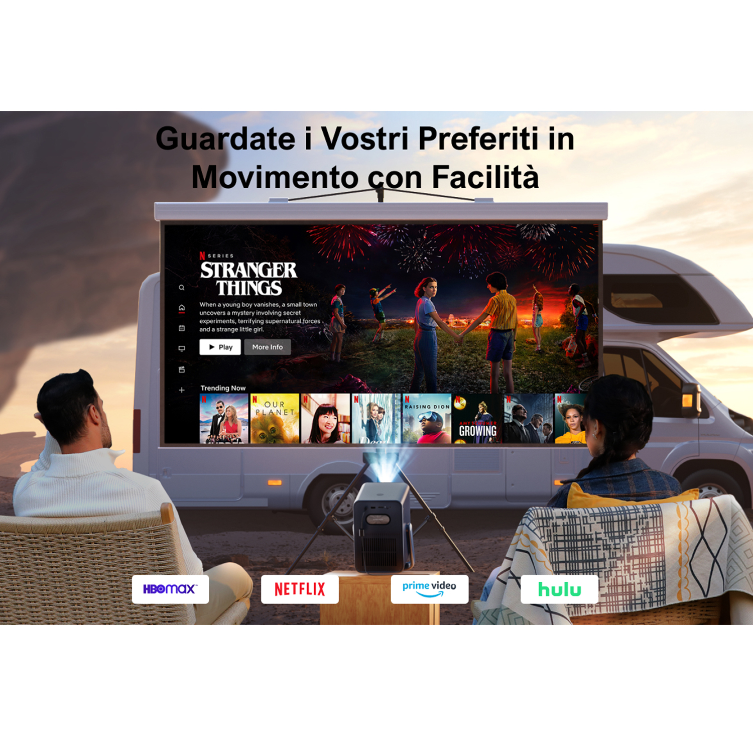 Una coppia guarda un film proiettato su uno schermo da un proiettore. Il film è Stranger Things. I loghi di streaming sono in primo piano.