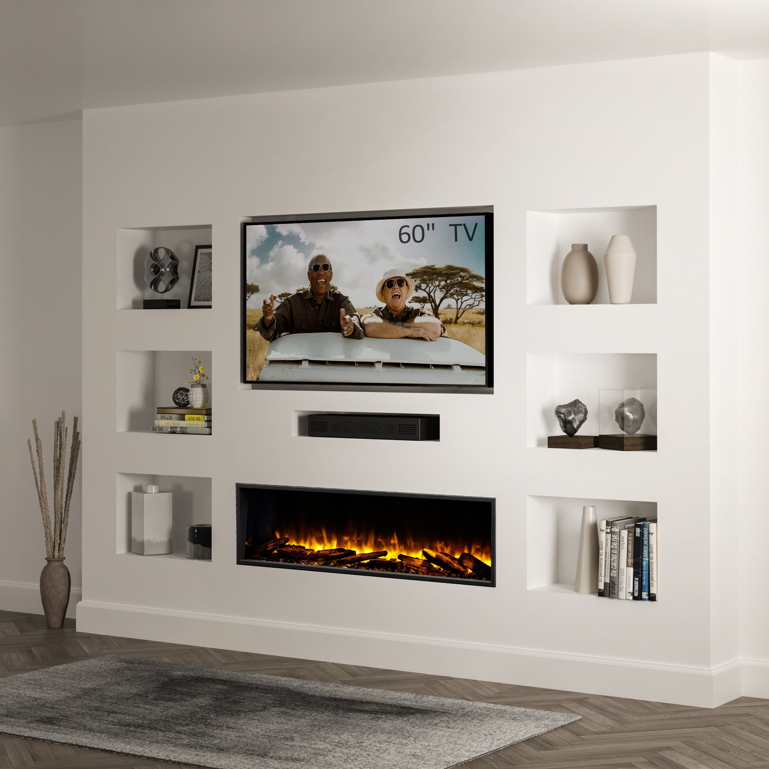 Wohnzimmer mit 60" Fernseher, Kamin und Einbauregalen mit Dekoration. Der Hintergrund zeigt einen Holzboden und weiße Wände.