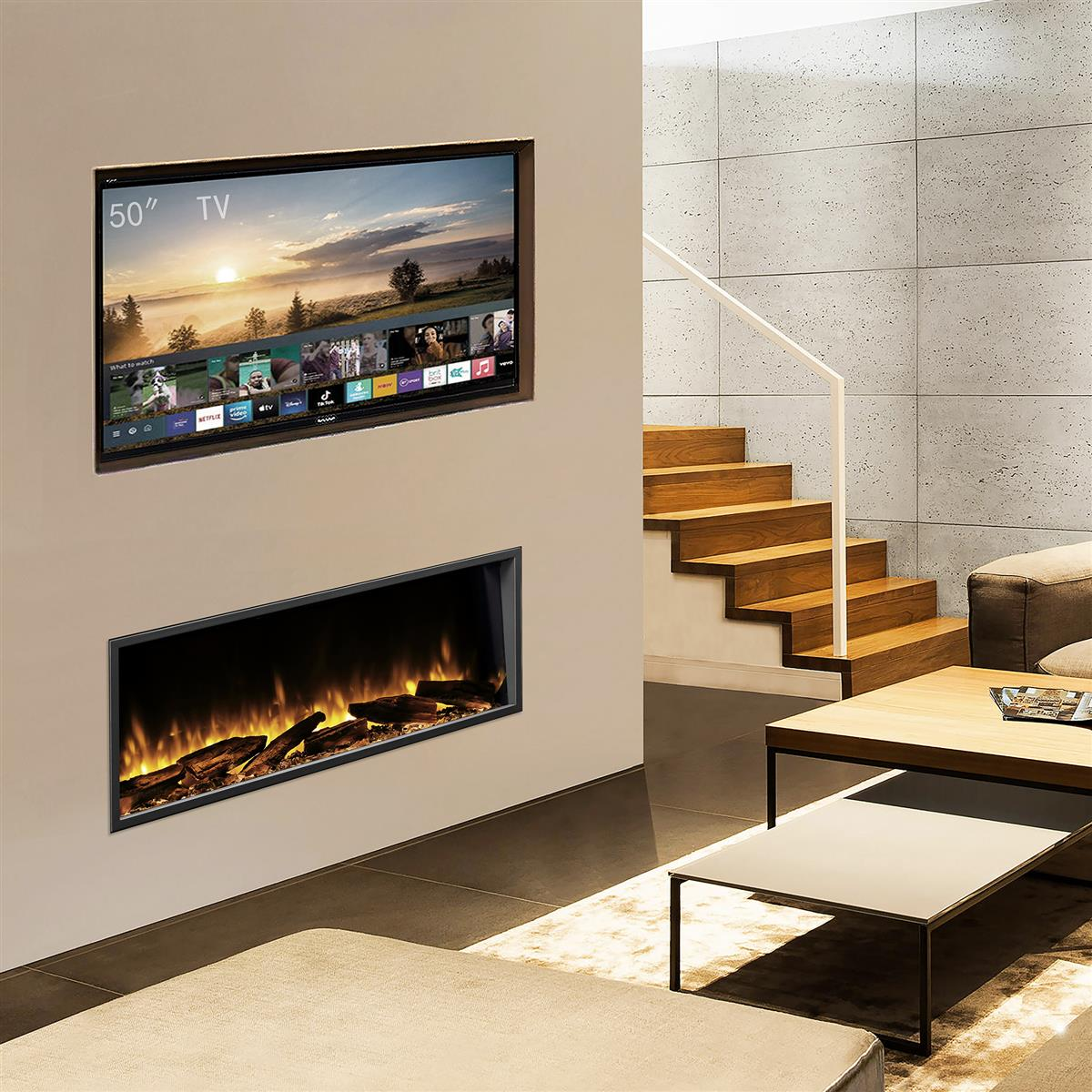 Wohnzimmer mit TV über Kamin. Holztreppe führt hoch. Couchtisch auf Teppich.