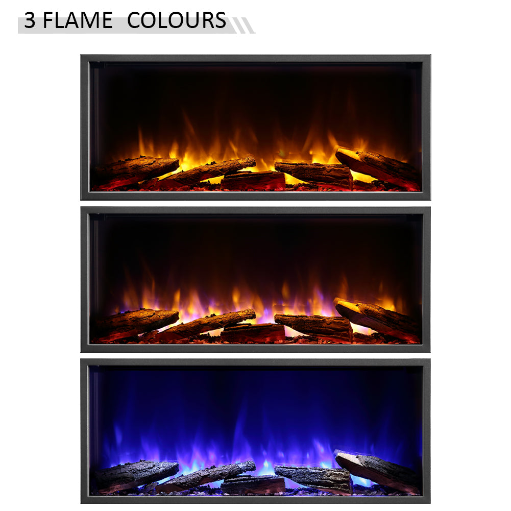 Das Bild zeigt drei Kamine mit verschiedenen Flammenfarben: orange, lila und blau. Jedes hat Holzscheite am Boden.
