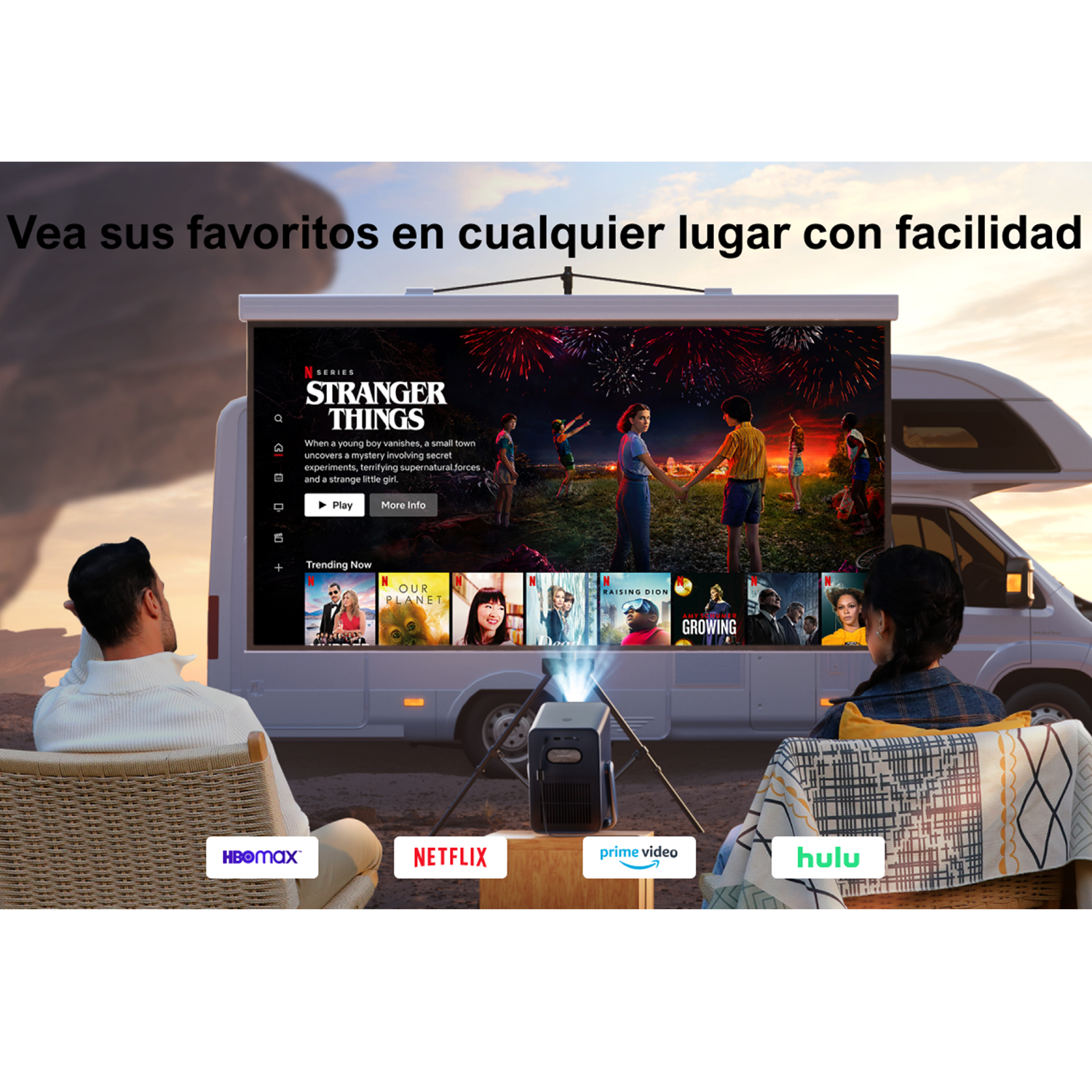 Una pareja ve una película en una pantalla al aire libre. La pantalla muestra la serie Stranger Things. Los logotipos de los servicios de transmisión están en primer plano.