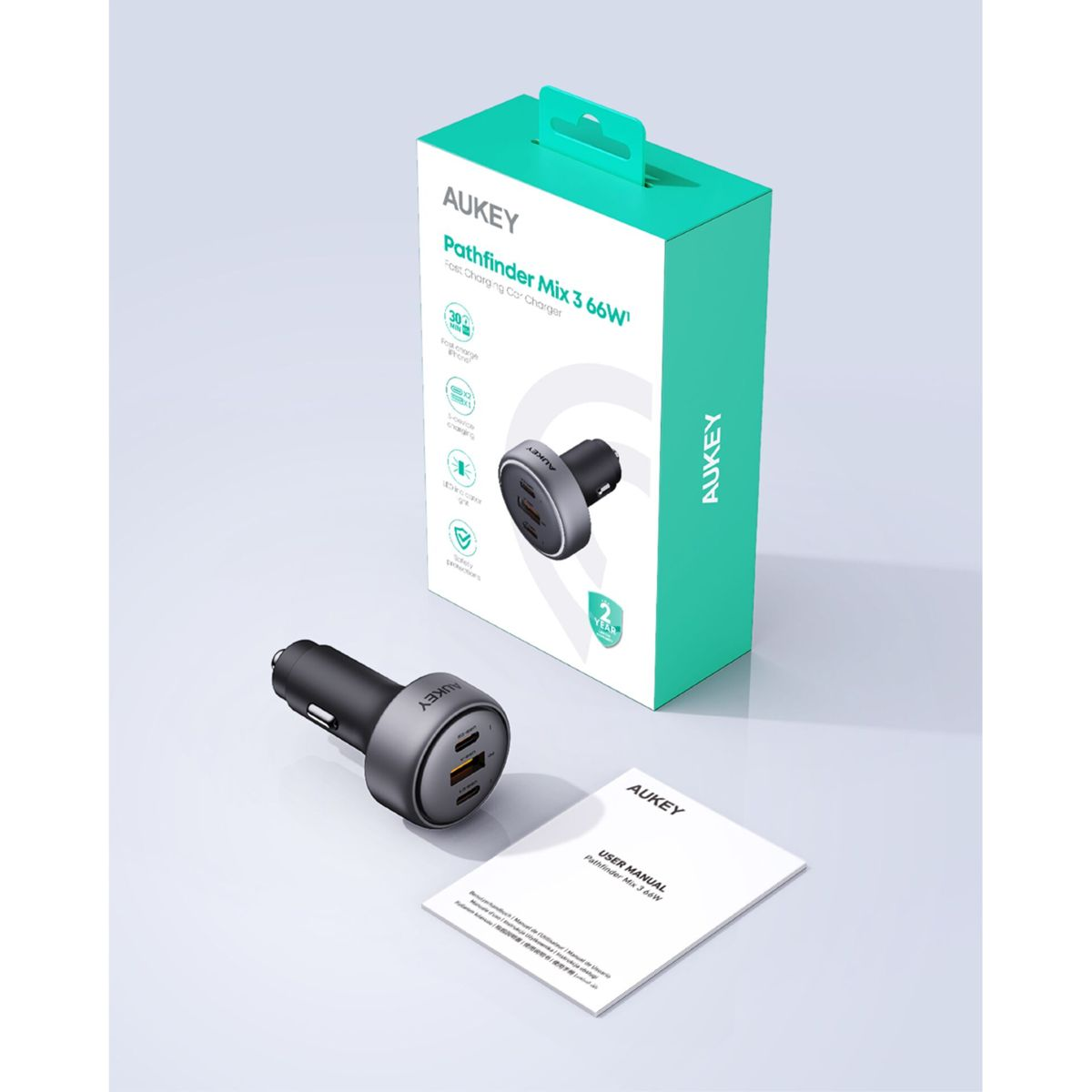 Caja y cargador de coche AUKEY. La caja es verde y blanca. El cargador es negro.