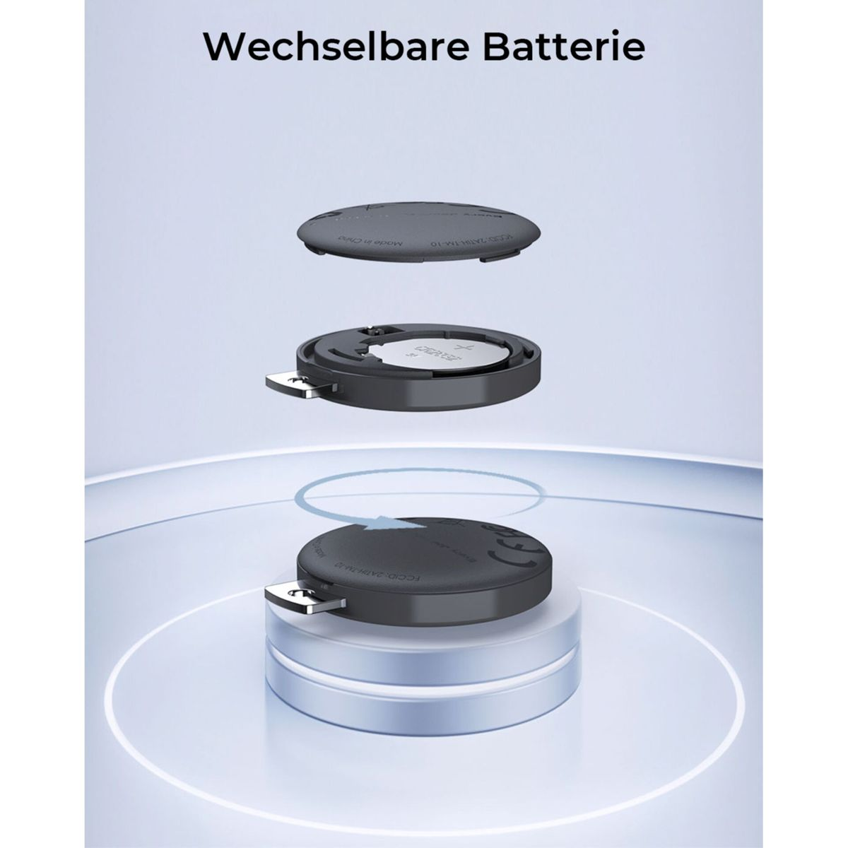 Eine Explosionsansicht zeigt einen Batteriewechsel. Ein kleines, schwarzes Gerät mit einer silbernen Batterie befindet sich über einer Basis.