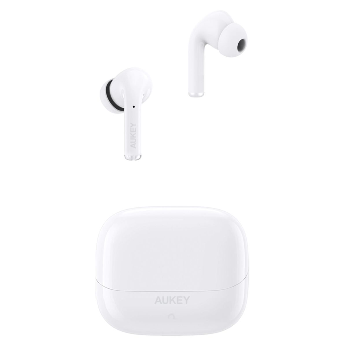 Auriculares y estuche de carga Aukey blancos sobre fondo blanco. Dos auriculares encima del estuche, uno en el estuche.