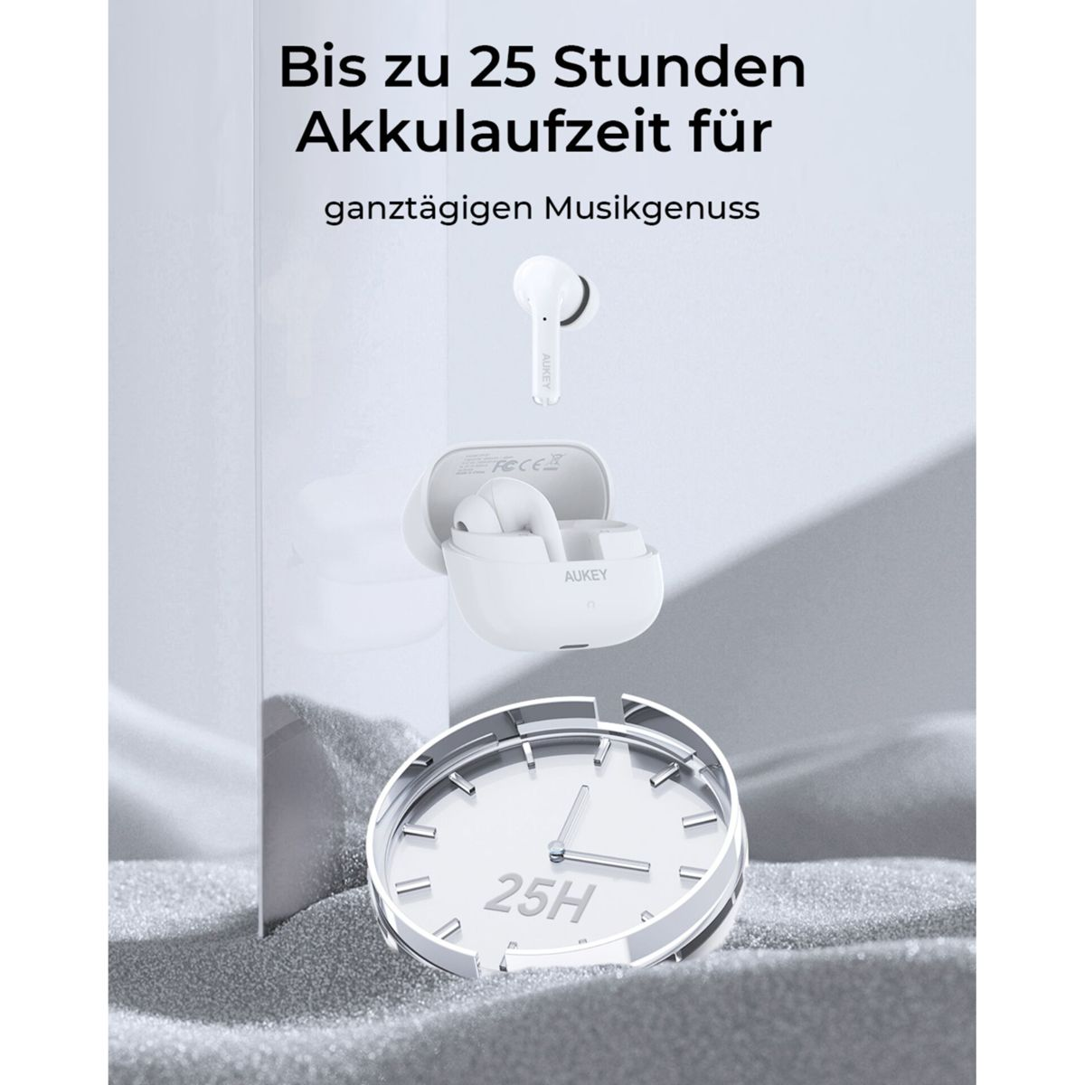 Auriculares y estuche de carga blancos sobre fondo blanco. Un reloj muestra 25 horas y se ve texto en alemán.
