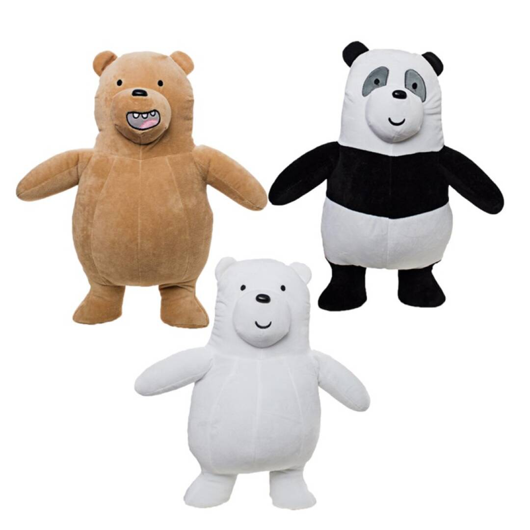 Drei Plüschbär-Spielzeuge. Ein brauner Bär, ein Panda und ein weißer Bär. Alle haben die Arme ausgestreckt, lächeln und stehen.