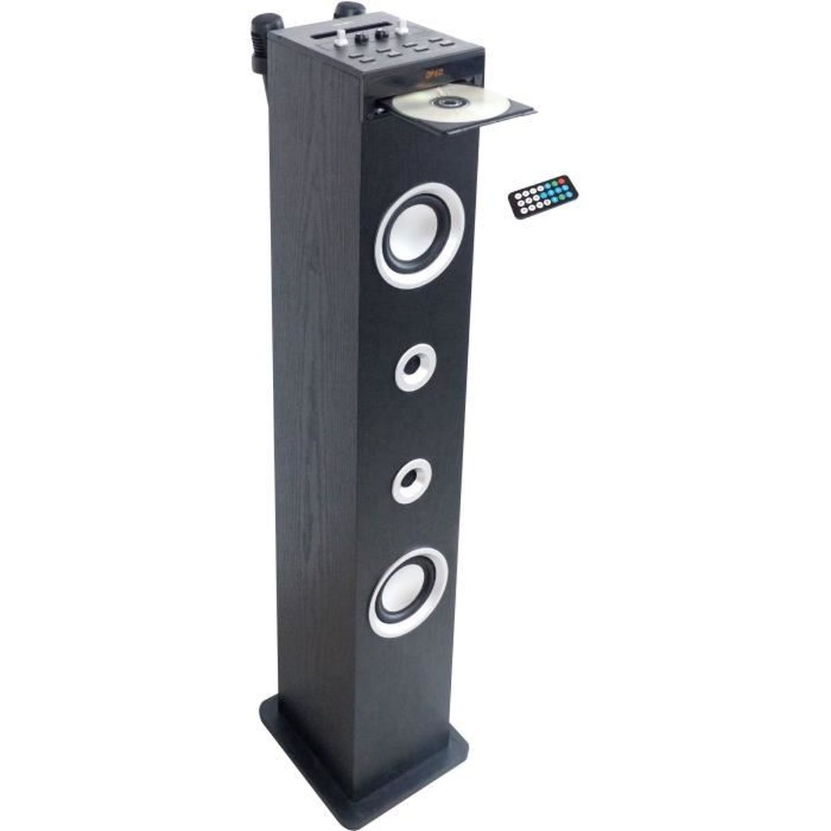 Altoparlante a torre nero con lettore CD, bordi bianchi e telecomando. Vassoio CD aperto, microfono e pulsanti di controllo.