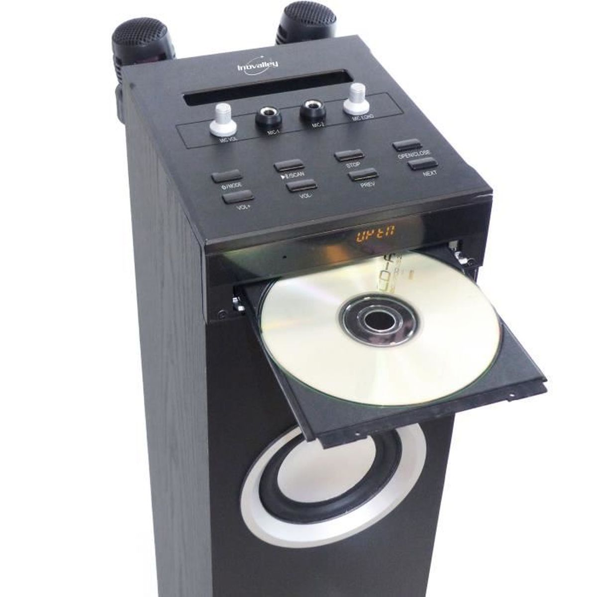Una macchina per karaoke nera con il vassoio CD aperto, che mostra un CD. Ha pulsanti, manopole e due microfoni sopra.