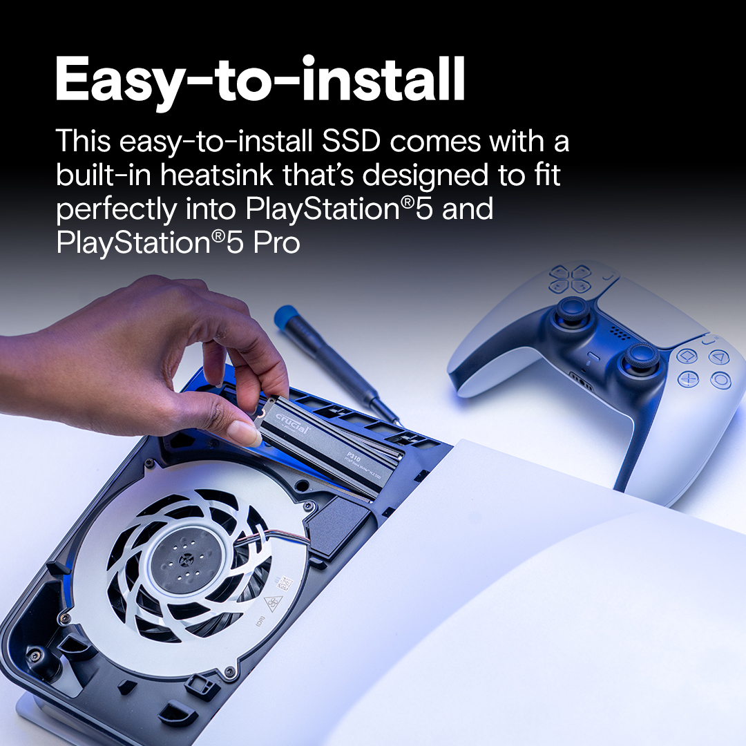 Ręka instaluje dysk SSD Crucial P310 w PlayStation 5. Kontroler jest w tle. Tekst: Łatwy w instalacji.