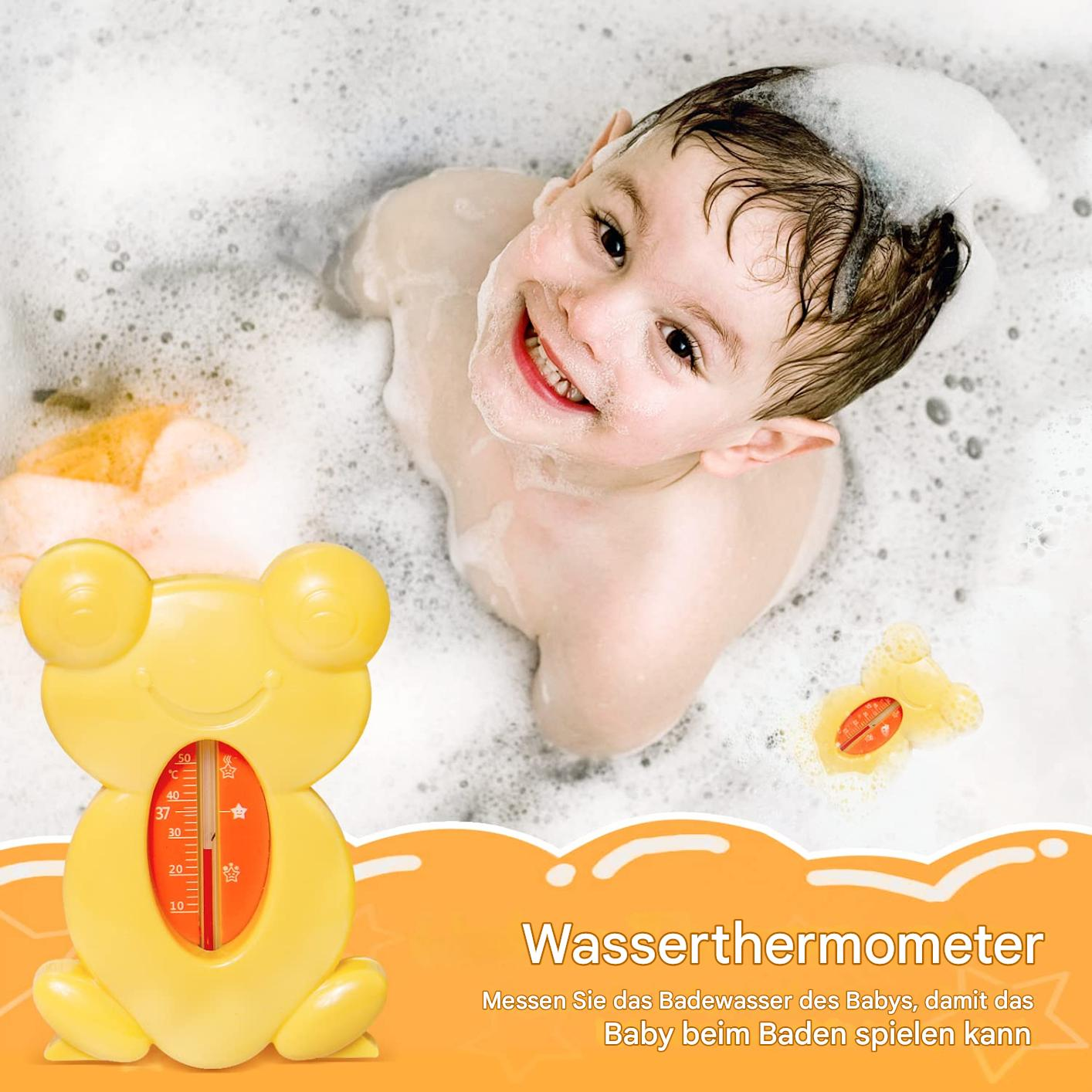 Ein Baby in einer Badewanne mit Blasen, lächelnd. Ein gelbes froschförmiges Wasserthermometer im Vordergrund.