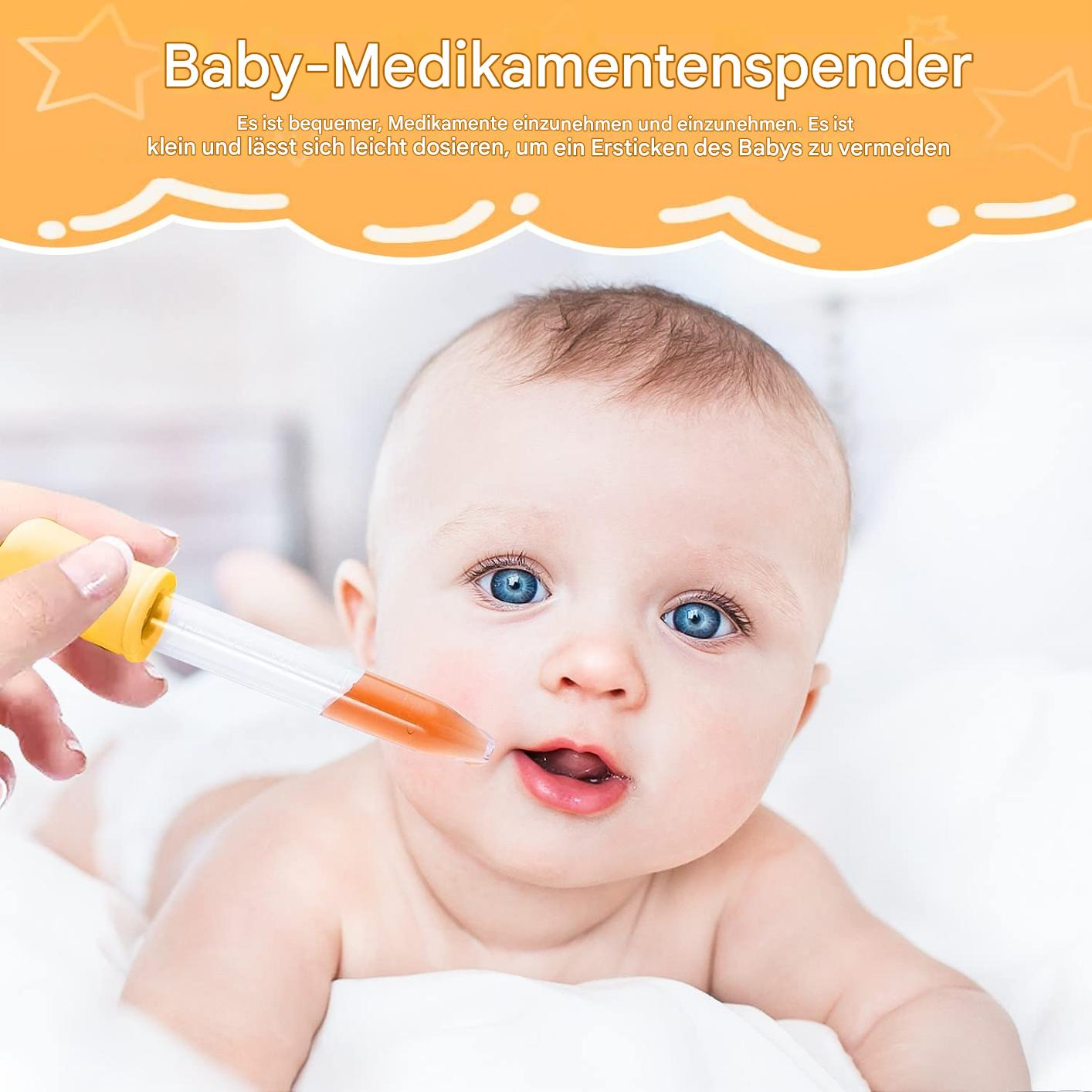 Ein Baby mit blauen Augen bekommt Medizin von einer Pipette. Die Pipette wird von einer Hand gehalten. Der Hintergrund ist weiß.
