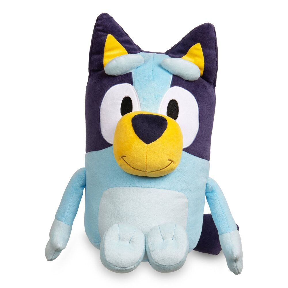 Ein Stofftier von Bluey. Es hat blaue, gelbe und violette Farben. Es hat ein lächelndes Gesicht und sitzt.