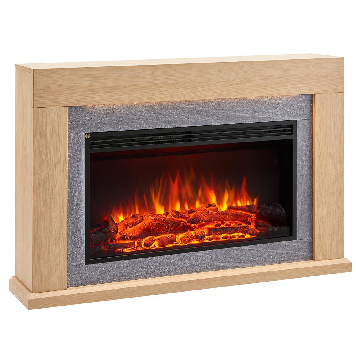 Elektrischer Kamin mit hellem Holzrahmen und grauer Steineinfassung, der simulierte Flammen und Holzscheite zeigt.