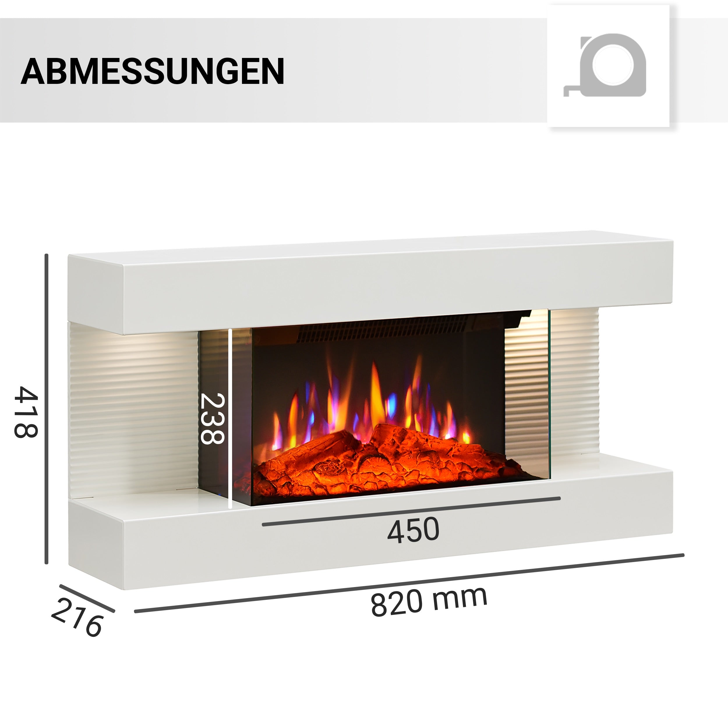 Ein weißer Elektrokamin mit beschrifteten Abmessungen. Er hat eine Glasfront mit künstlichen Flammen und Holzscheiten.
