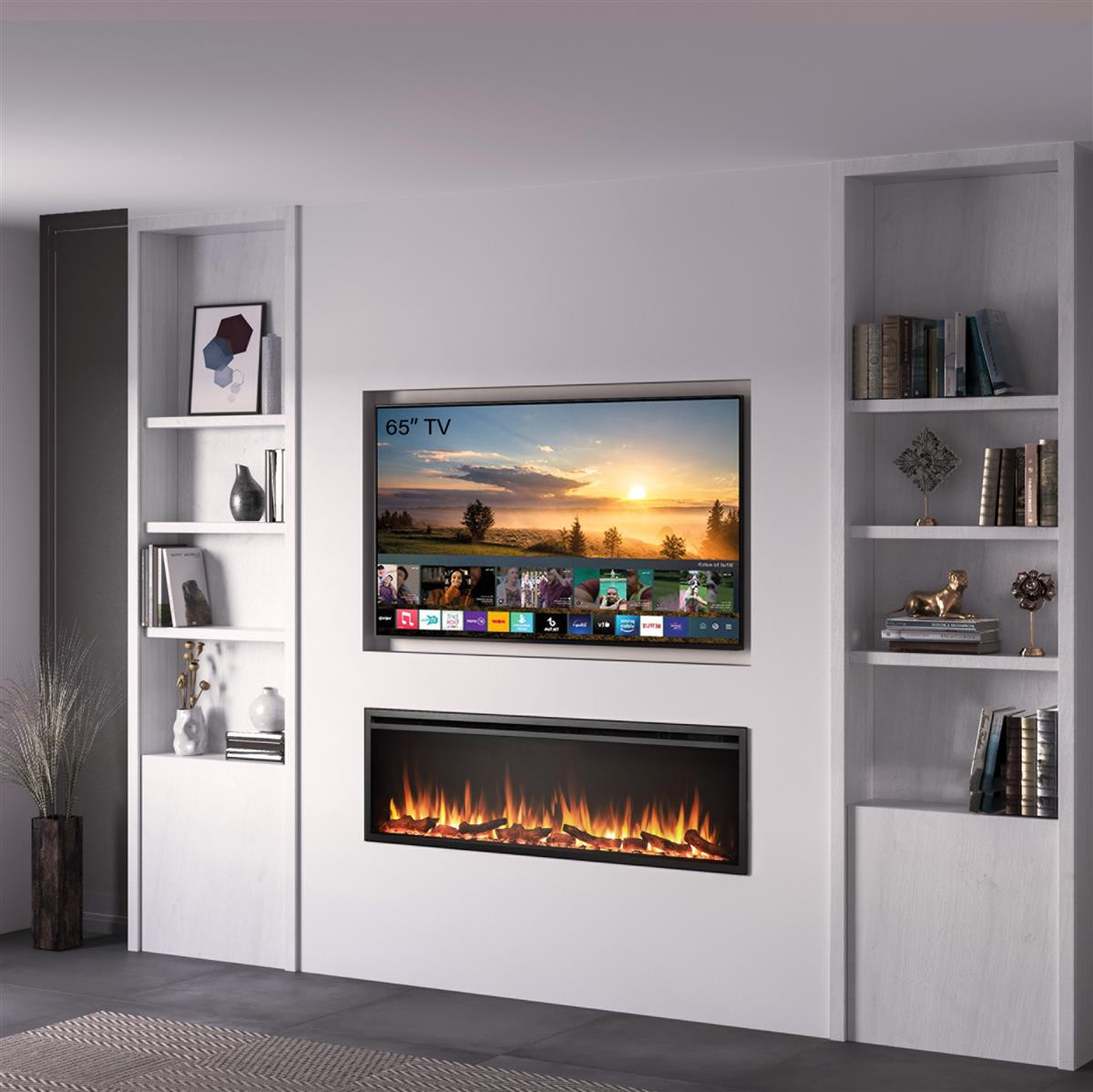 Ein modernes Wohnzimmer mit einem 65" Fernseher über einem elektrischen Kamin. Weiße Regale mit Büchern und Dekorationen flankieren den Fernseher.